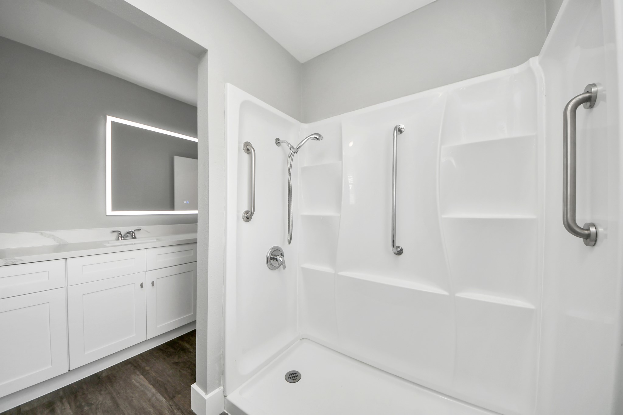 15423 Ridingwood Drive Houston, TX 77489 - Photo 29 of 43 a bathroom with a shower and a tub