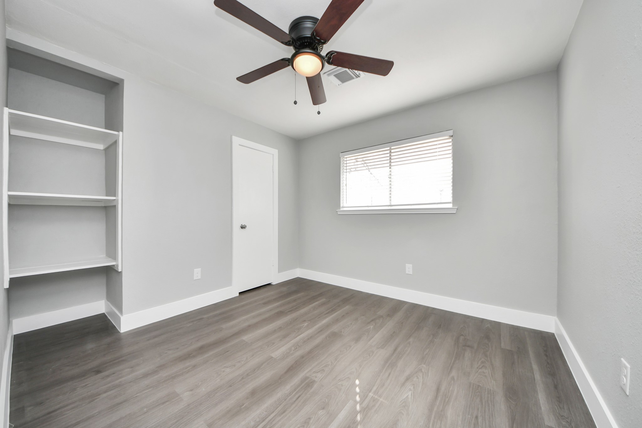 15423 Ridingwood Drive Houston, TX 77489 - Photo 31 of 43 wooden floor in an empty room with a window