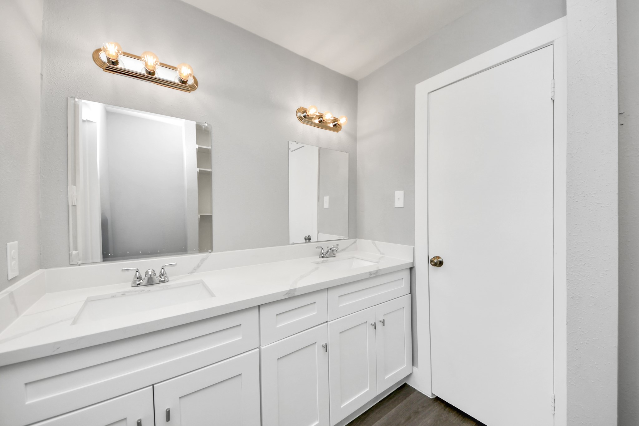 15423 Ridingwood Drive Houston, TX 77489 - Photo 34 of 43 a bathroom with a sink and a mirror