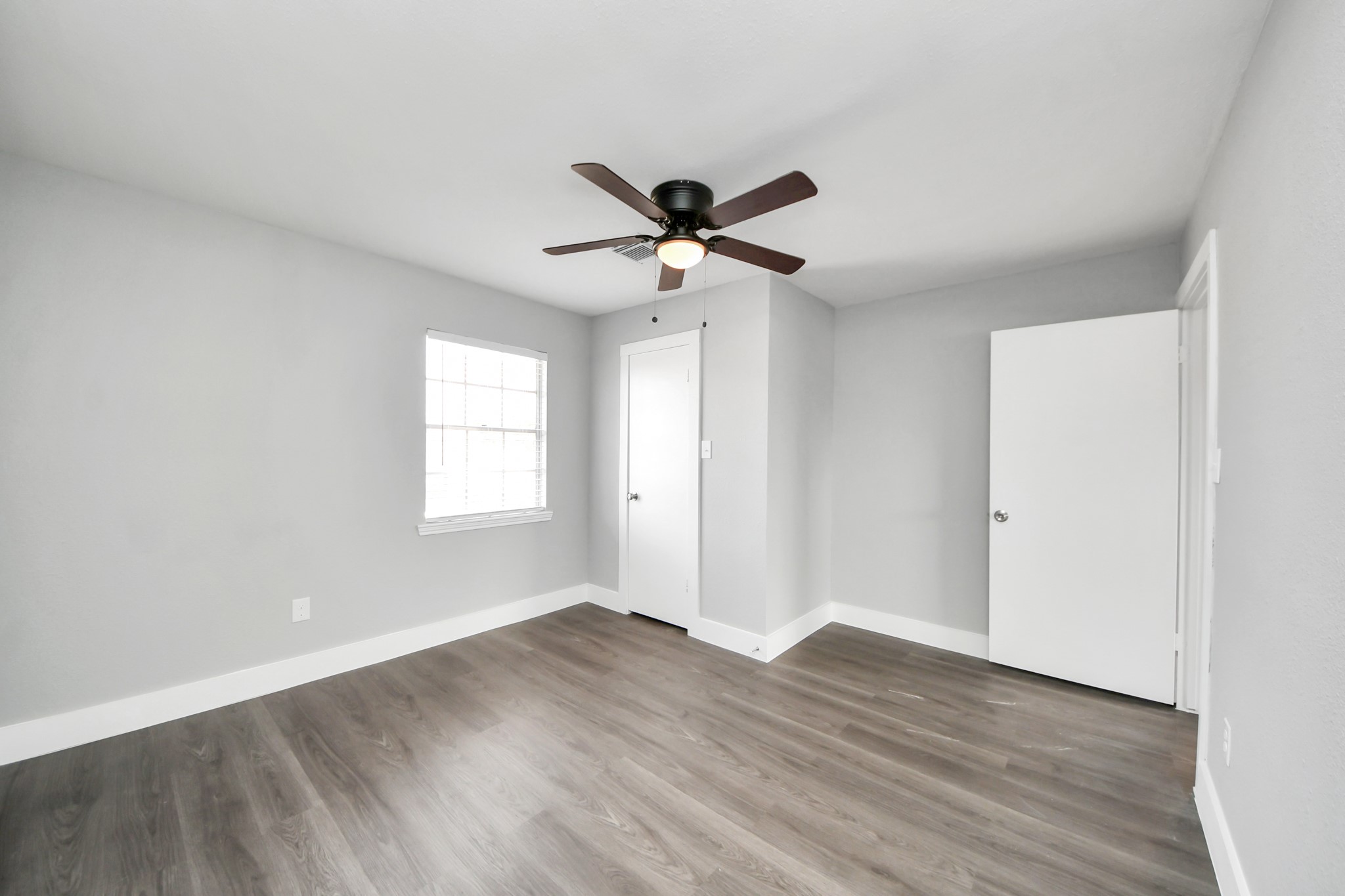 15423 Ridingwood Drive Houston, TX 77489 - Photo 37 of 43 an empty room with wooden floor and windows
