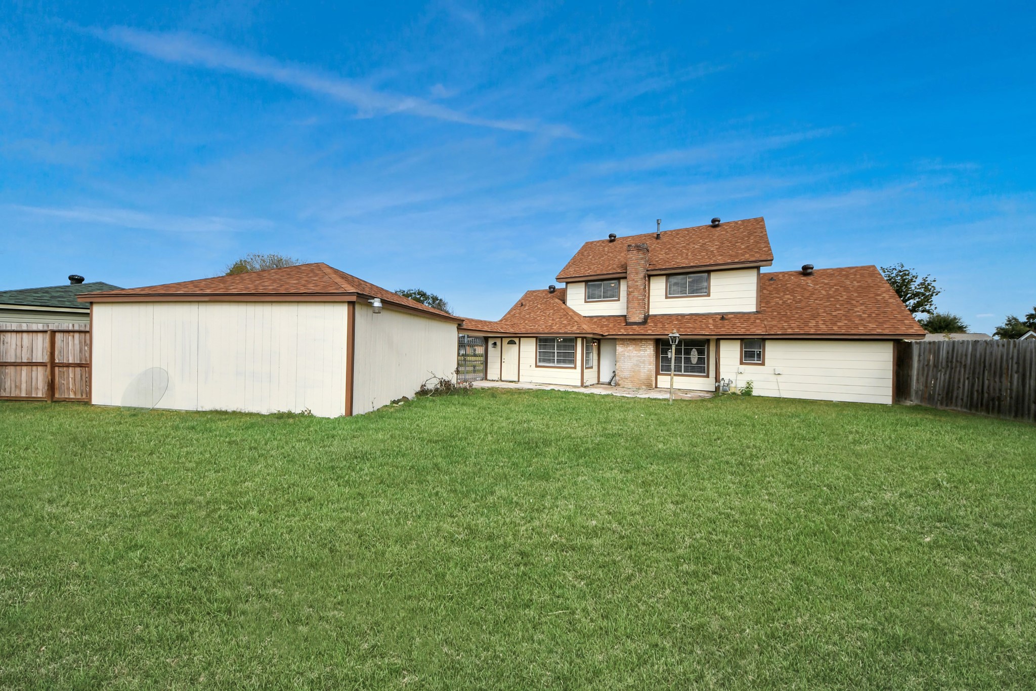 15423 Ridingwood Drive Houston, TX 77489 - Photo 40 of 43 a front view of a house with a garden