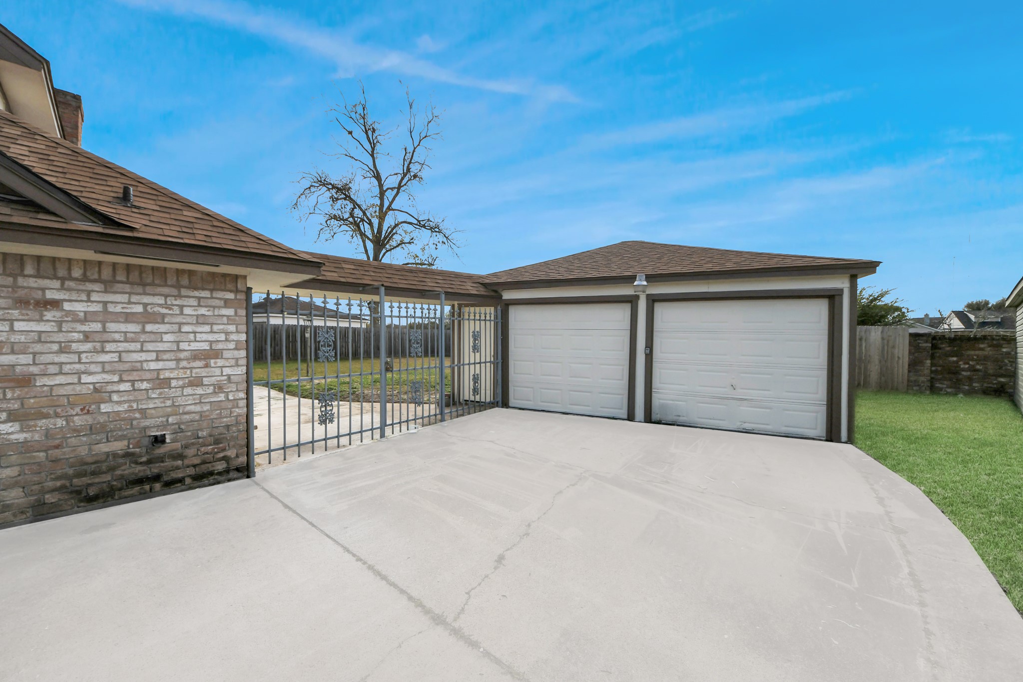15423 Ridingwood Drive Houston, TX 77489 - Photo 4 of 43 a front view of a house with a garden
