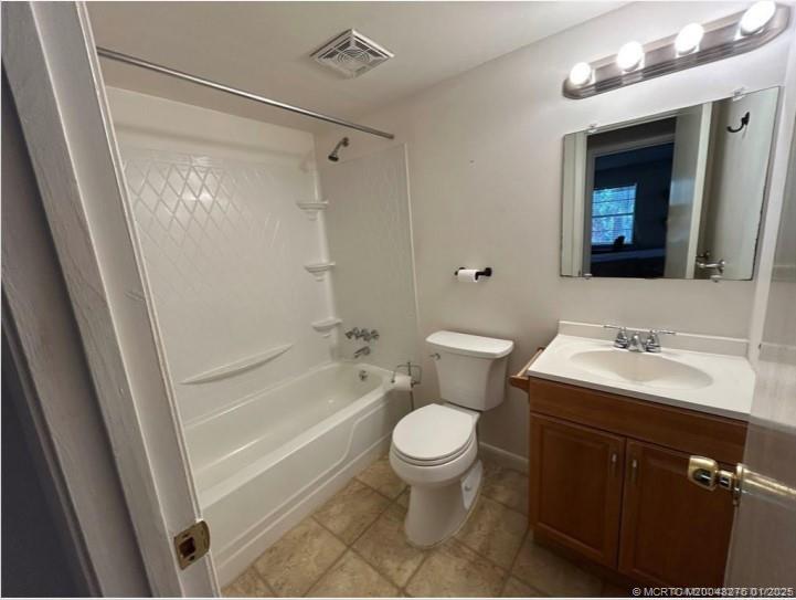 1997 Southwest Palm City Road, Unit 48H Stuart, FL 34994 - Photo 21 of 49 Full Bathroom