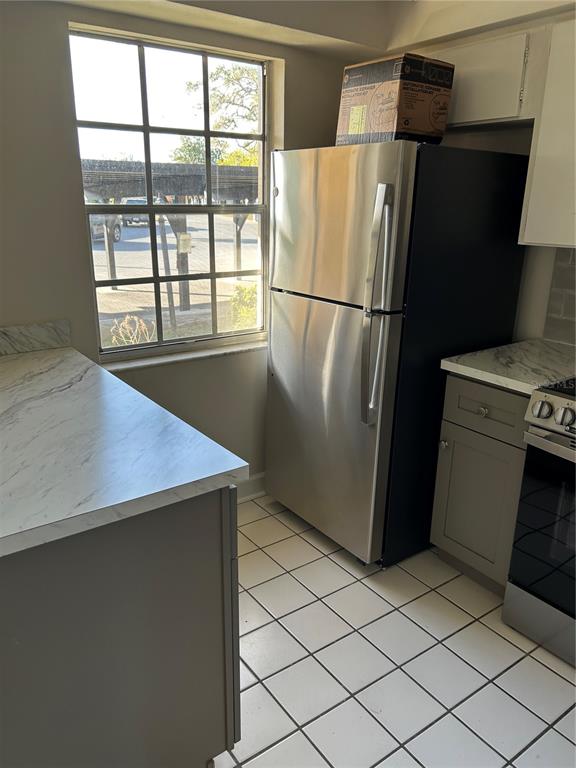 4422 Sunstate Drive New Port Richey, FL 34652 - Photo 2 of 19 a kitchen with a refrigerator and a stove