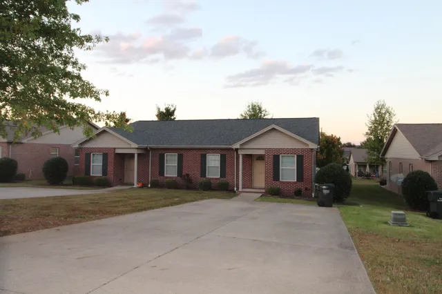 $995 | 1008 Pin Oak Drive, Unit B, Hopkinsville, KY 42240