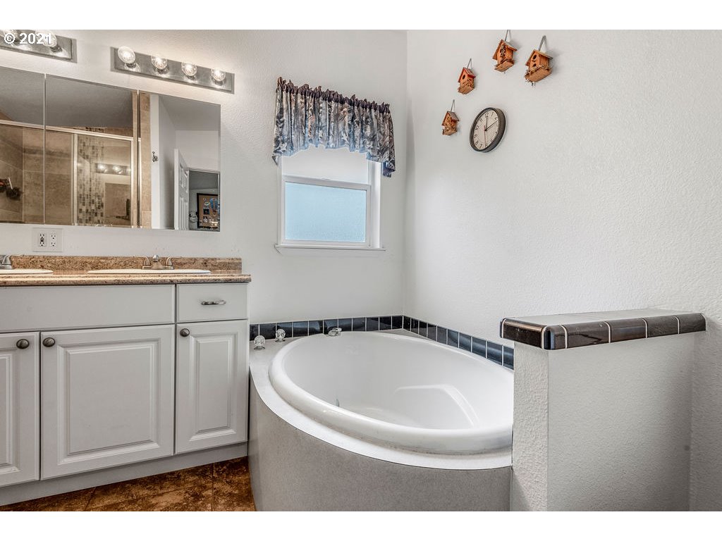 109 Highland Road Winlock, WA 98596 - Photo 25 of 28 a bathroom with a bathtub and a sink