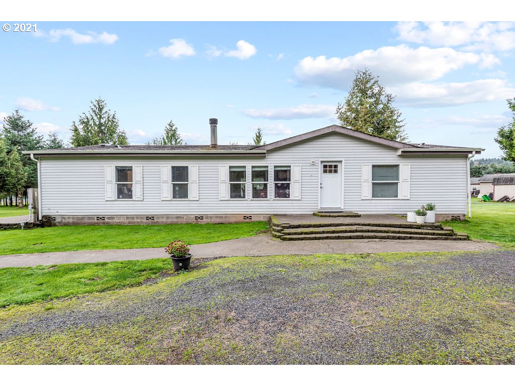 109 Highland Road Winlock, WA 98596 - Photo 3 of 28 a view of a house with pool and a yard