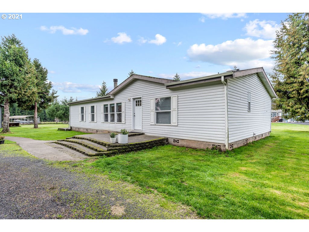 109 Highland Road Winlock, WA 98596 - Photo 4 of 28 a view of a house with a yard