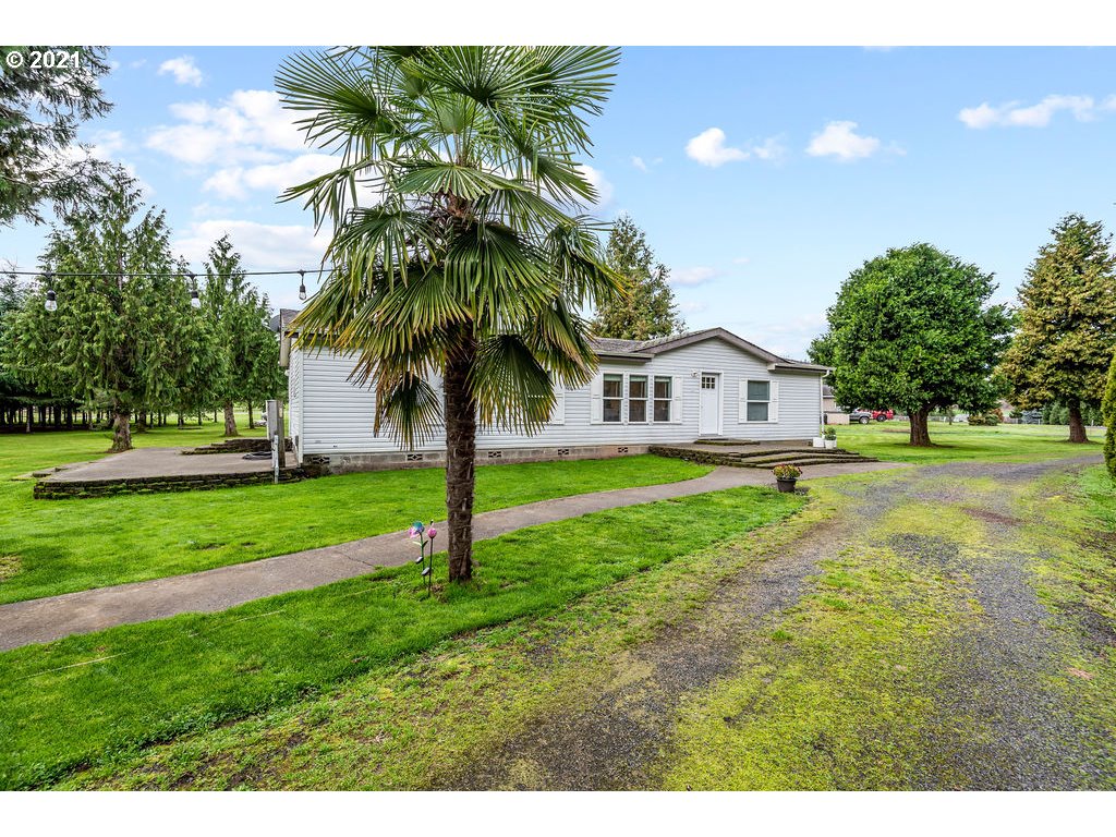 109 Highland Road Winlock, WA 98596 - Photo 5 of 28 a front view of a house with a yard and palm tree