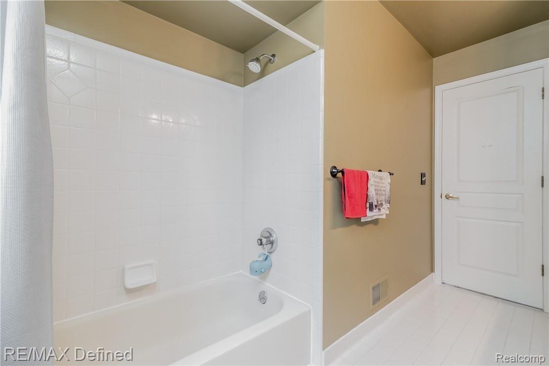 3085 Wilmington Court Rochester, MI 48309 - Photo 30 of 45 025-photo-bathroom-6809013.jpg