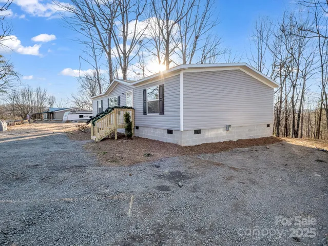 a view of a house with backyard