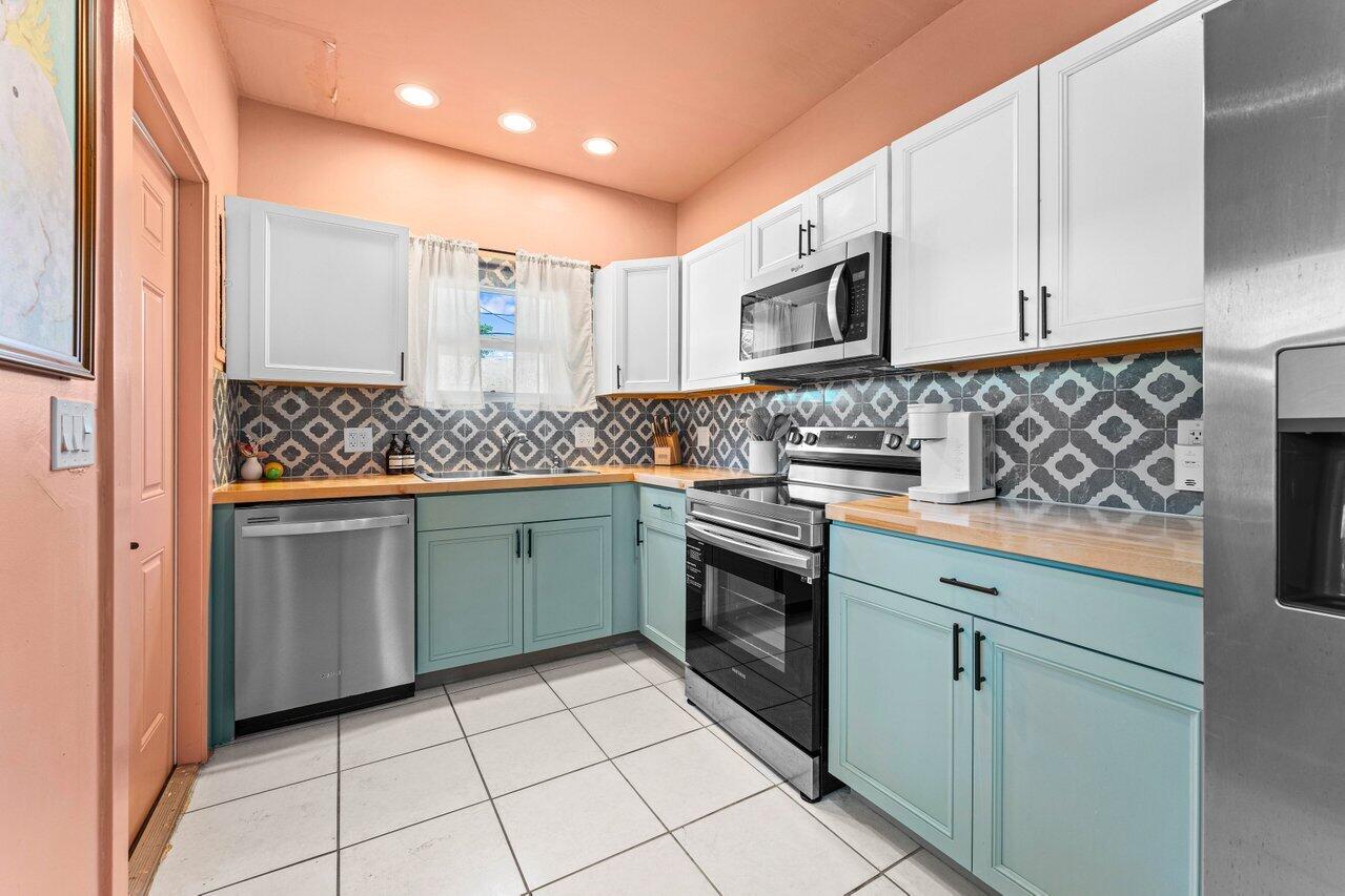 411 Valley Forge Road West Palm Beach, FL 33405 - Photo 9 of 23 014-411ValleyForgeRoad-WestPalmBeach-FL-