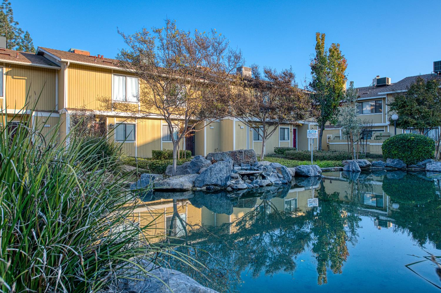 4885 North Backer Avenue, Unit 154 Fresno, CA 93726 - Photo 2 of 17 a swimming pool view with a outdoor seating