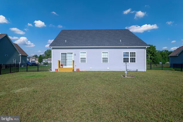 a view of a house with a backyard