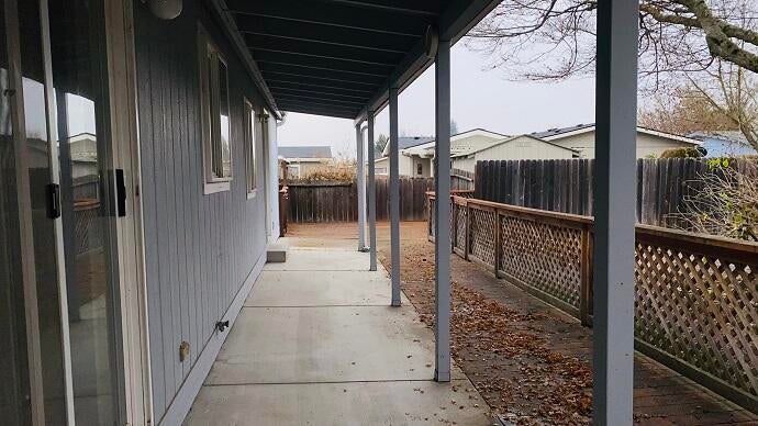 555 Freeman Road, Unit 25 Central Point, OR 97502 - Photo 29 of 33 431-415891 SIDEWALK TO DECK