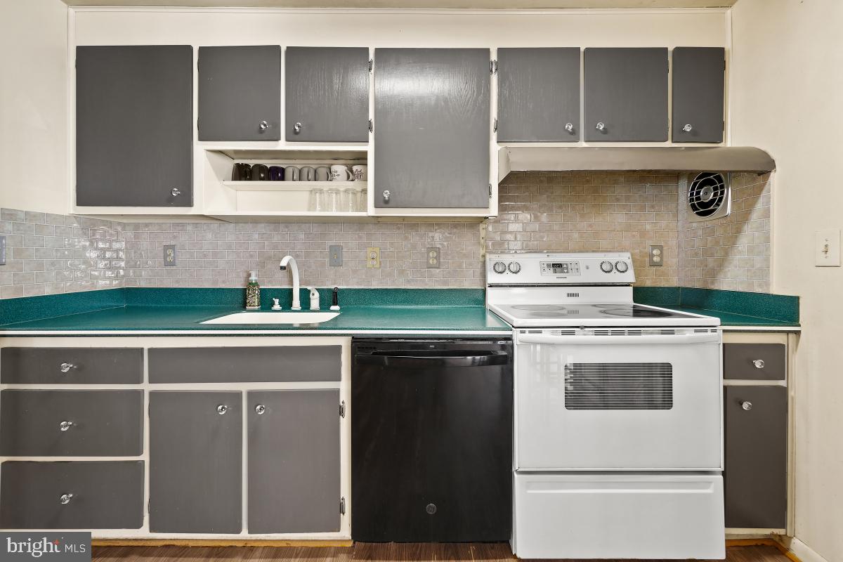19120 Staleybridge Road Germantown, MD 20876 - Photo 13 of 37 Kitchen