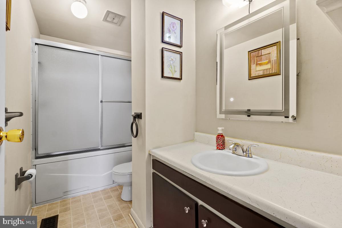 19120 Staleybridge Road Germantown, MD 20876 - Photo 23 of 37 Hallway Full Bath