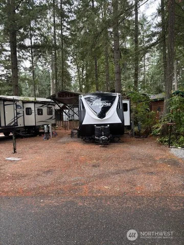 a couple of chairs that are sitting in the middle of a yard