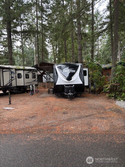 a couple of chairs that are sitting in the middle of a yard