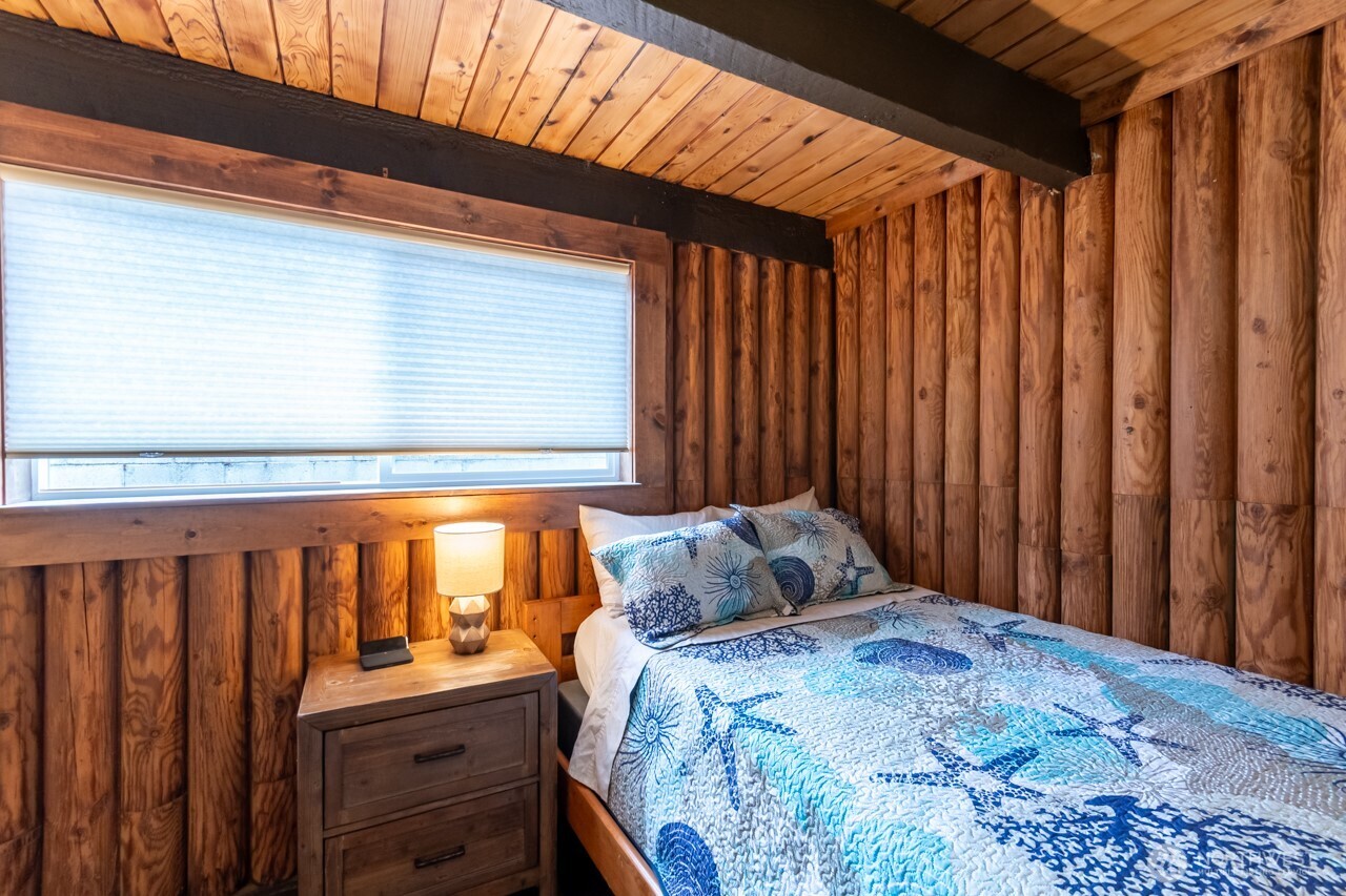 90-92 Mallard Cove Road Port Angeles, WA 98363 - Photo 34 of 40 a bedroom with a bed and a window