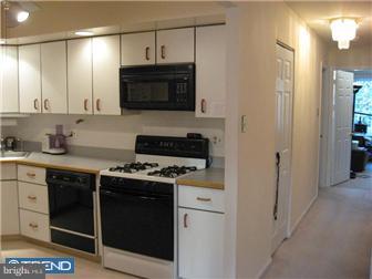 2089 Welsh Road, Unit E2 Philadelphia, PA 19115 - Photo 14 of 25 Kitchen