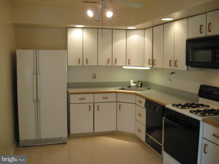 2089 Welsh Road, Unit E2 Philadelphia, PA 19115 - Photo 17 of 25 Gallery Image 17