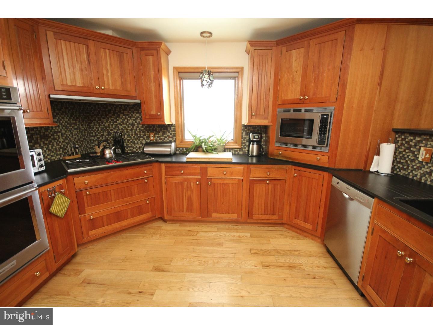35 Wolfpack Road Trenton, NJ 08619 - Photo 5 of 19