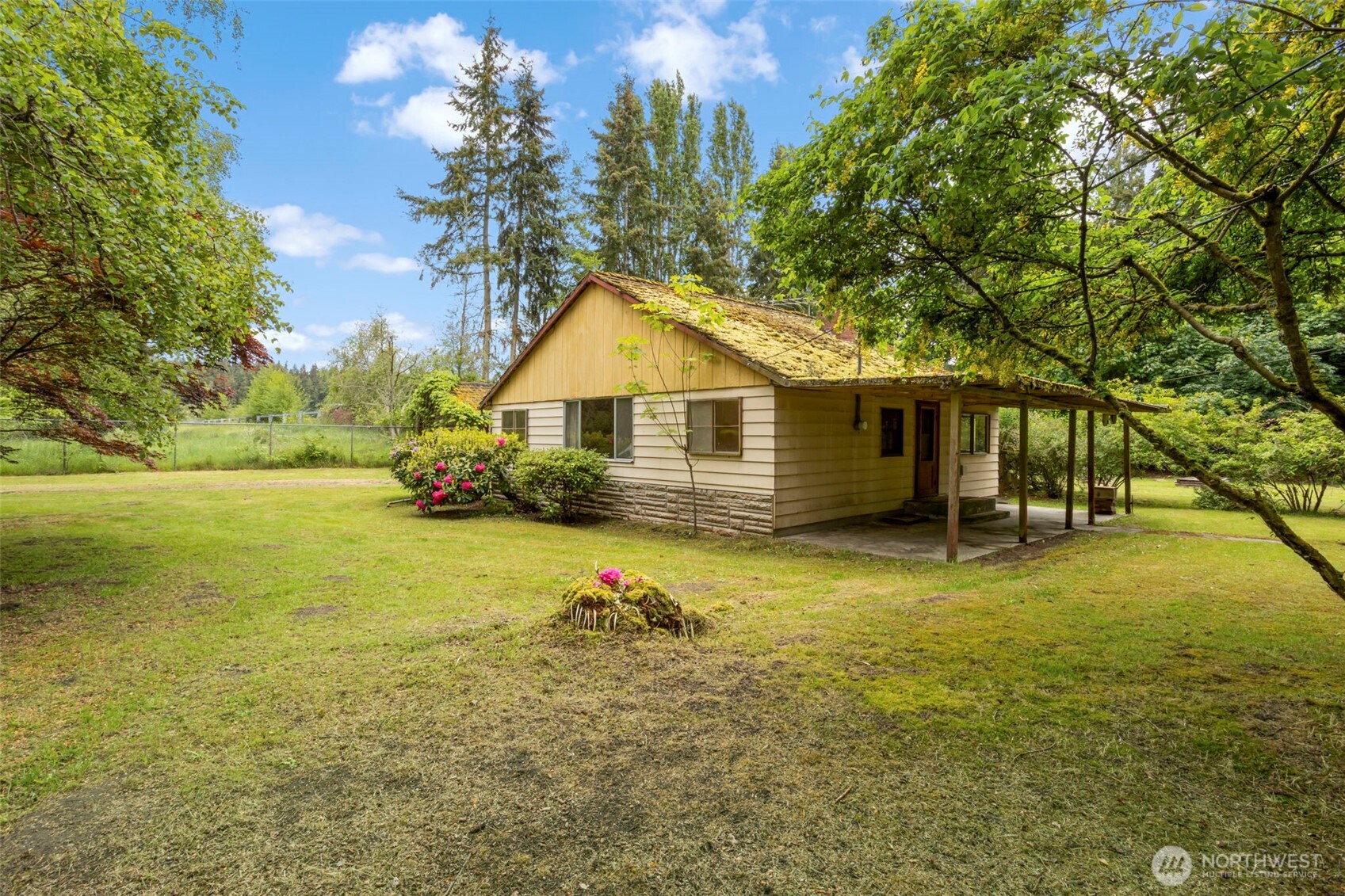 a view of a house with a yard