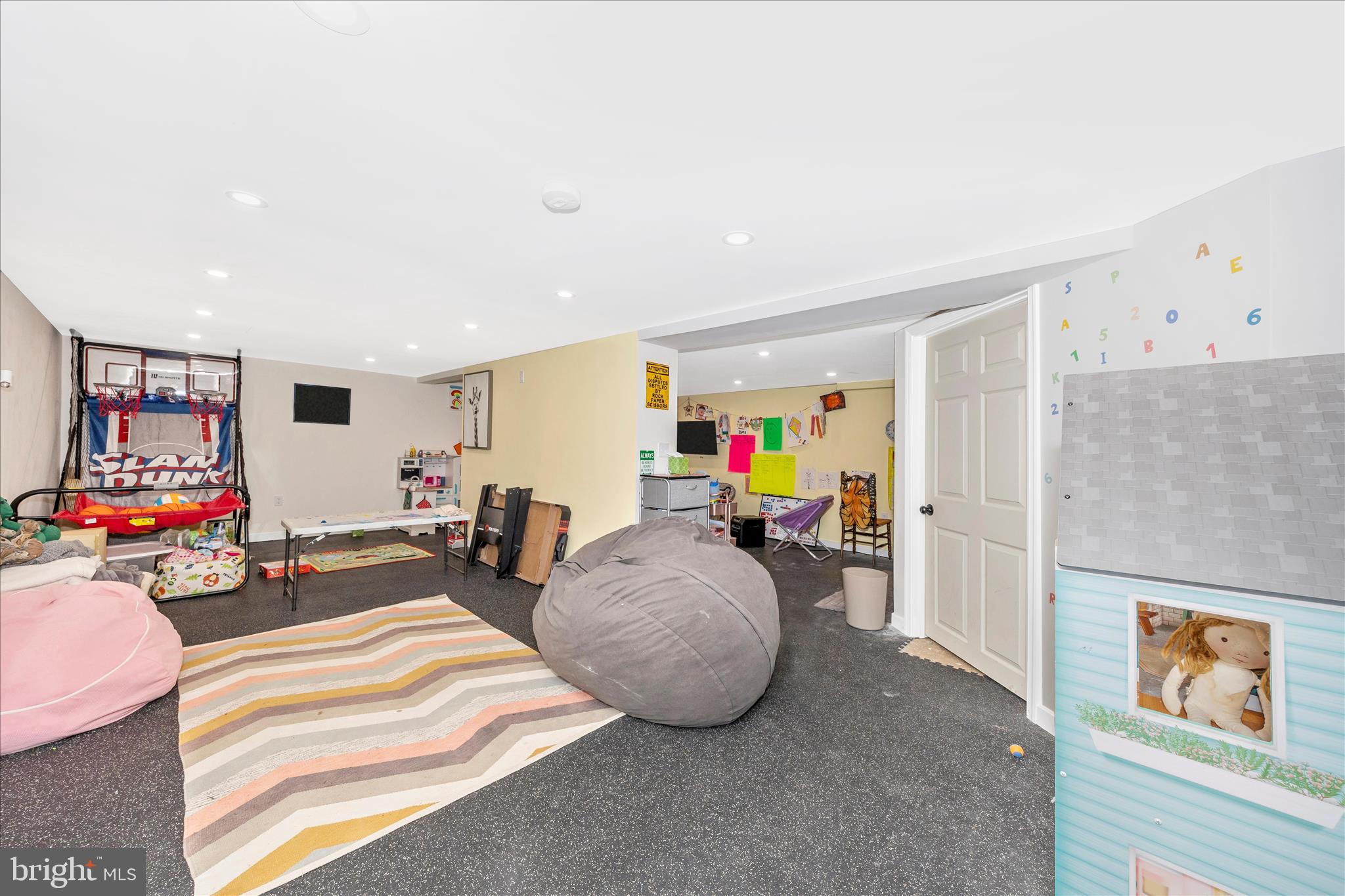 4120 Petersville Road Knoxville, MD 21758 - Photo 34 of 52 a living room with furniture and a flat screen tv