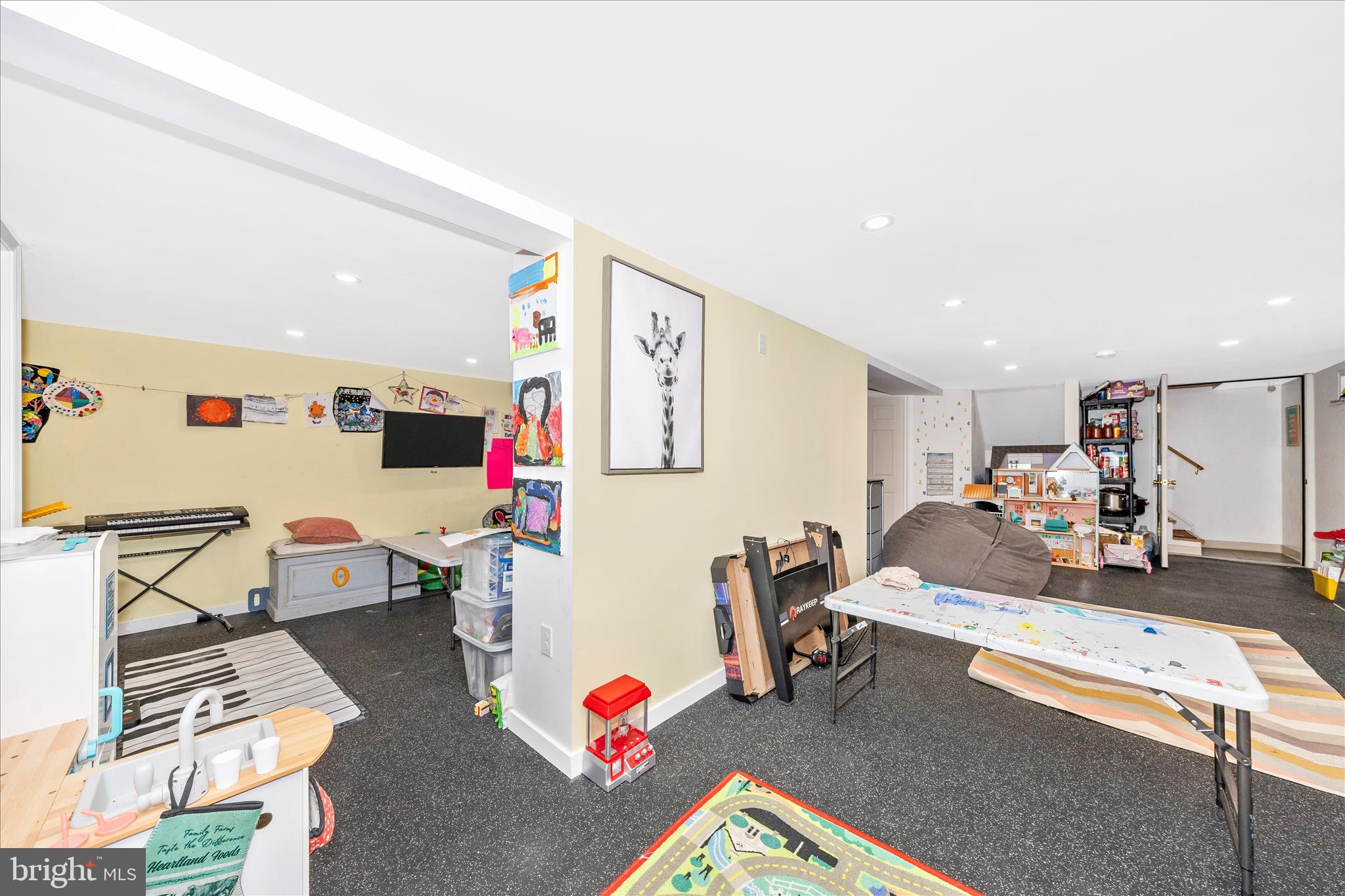 4120 Petersville Road Knoxville, MD 21758 - Photo 35 of 52 a living room with furniture and a flat screen tv