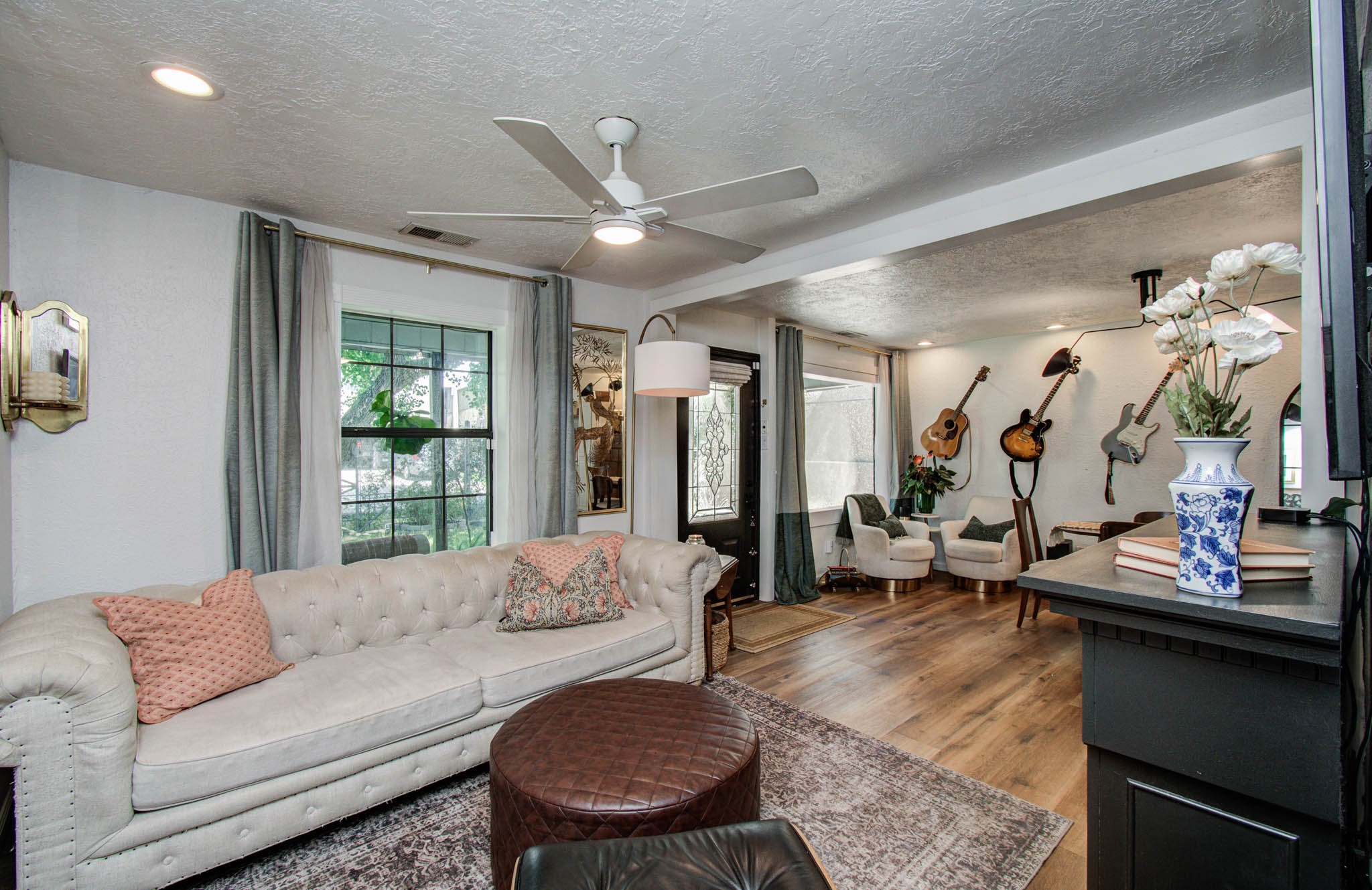 1612 East Bonner Street Houston, TX 77007 - Photo 11 of 30 a living room with furniture and a window