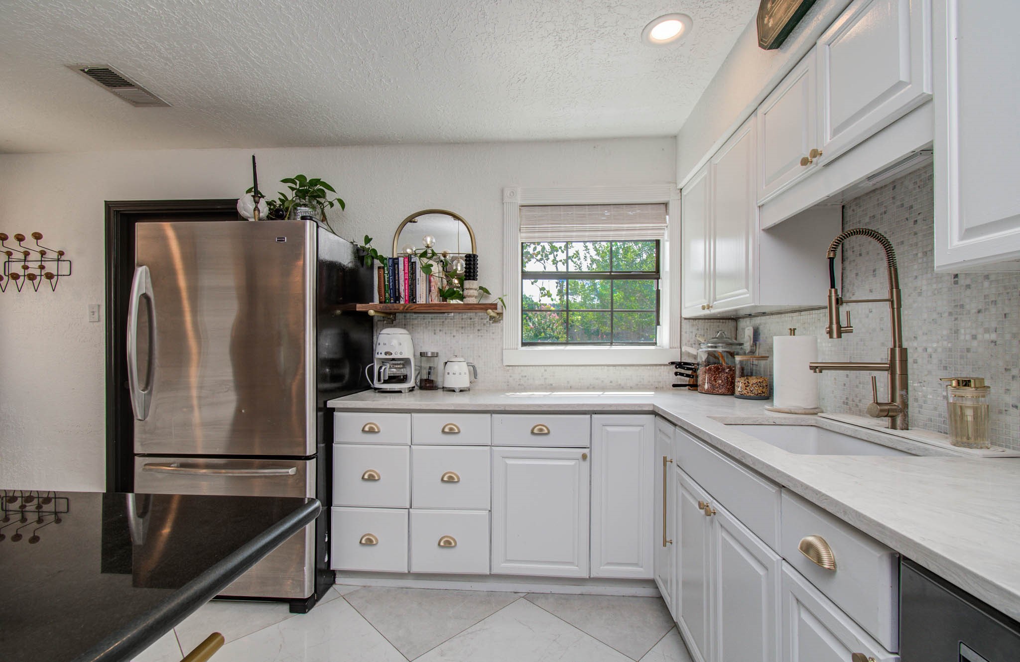 1612 East Bonner Street Houston, TX 77007 - Photo 17 of 30 a kitchen with appliances a sink and cabinets