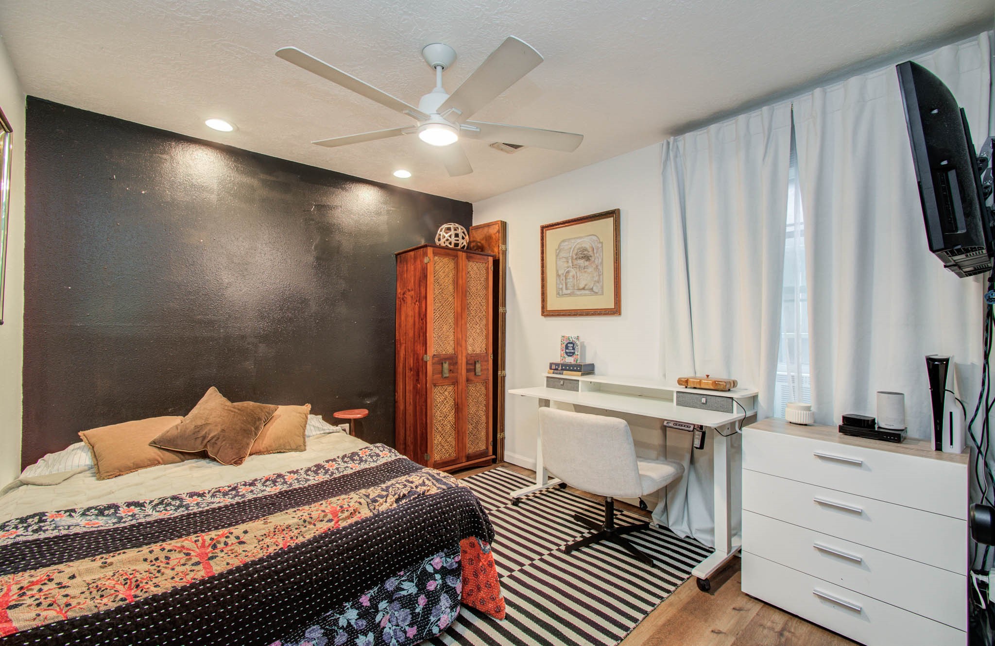 1612 East Bonner Street Houston, TX 77007 - Photo 18 of 30 a bedroom with a bed and a table in it