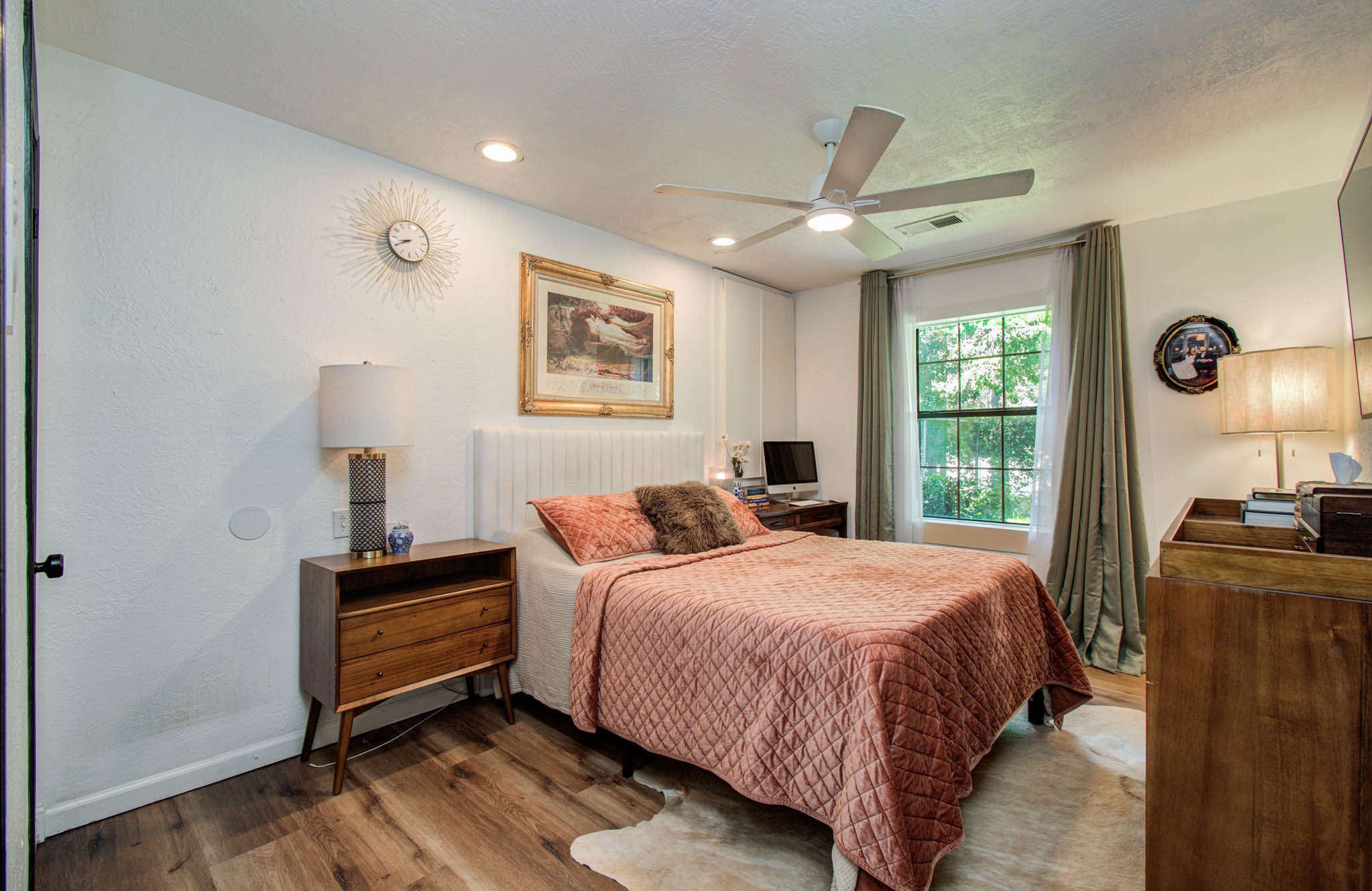 1612 East Bonner Street Houston, TX 77007 - Photo 20 of 30 a bedroom with a bed and a table