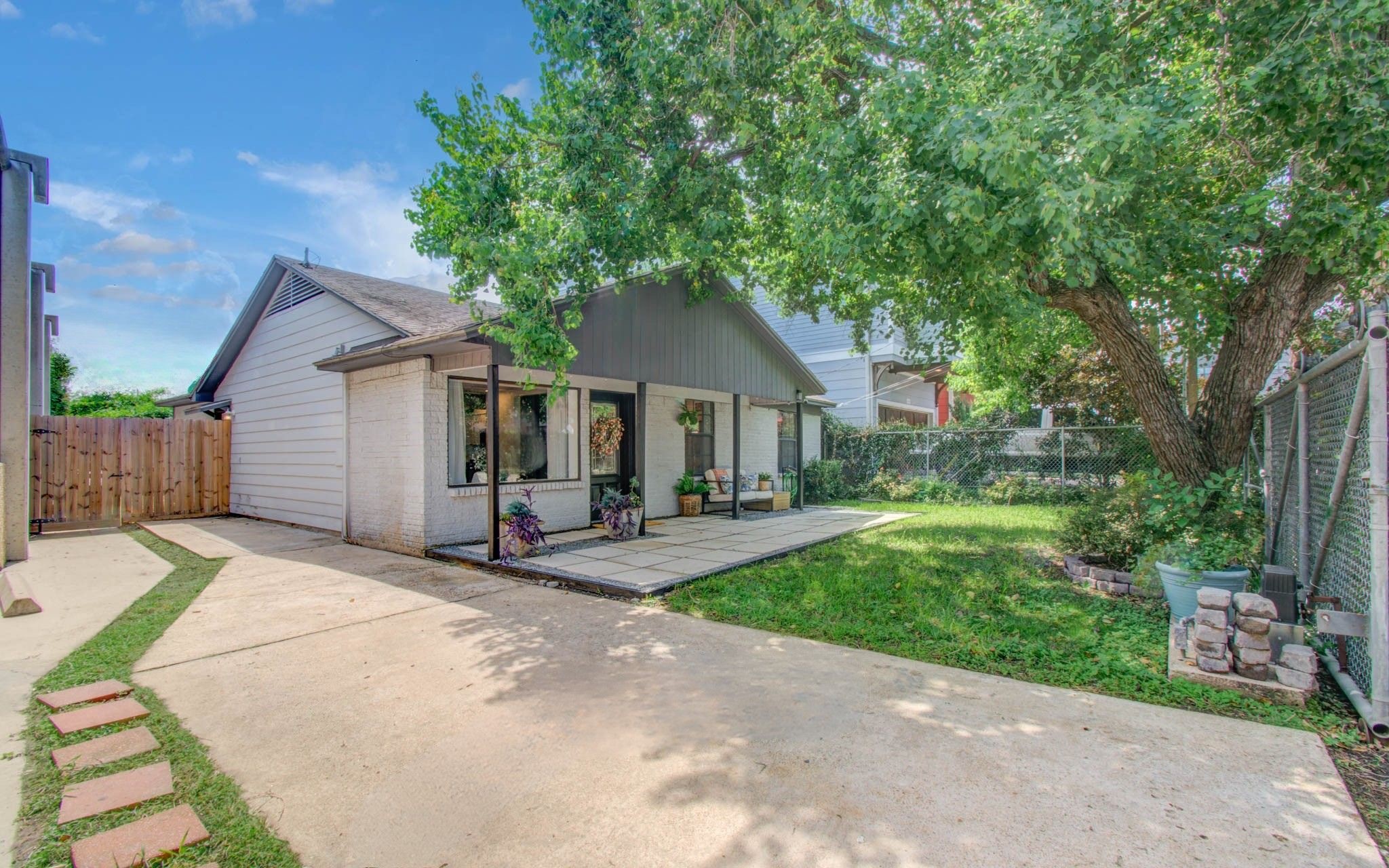 1612 East Bonner Street Houston, TX 77007 - Photo 2 of 30 a front view of a house with yard patio and green space