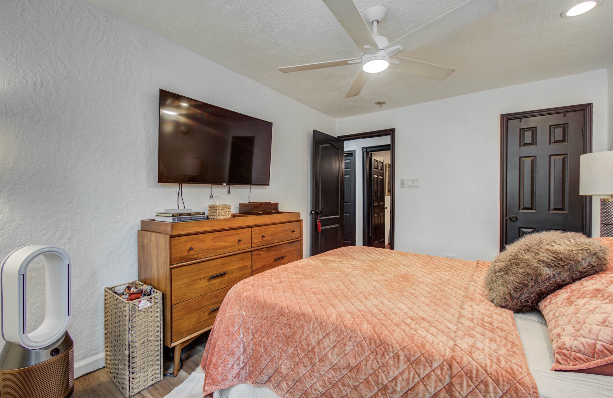 1612 East Bonner Street Houston, TX 77007 - Photo 21 of 30 a bedroom with a bed and a flat screen tv