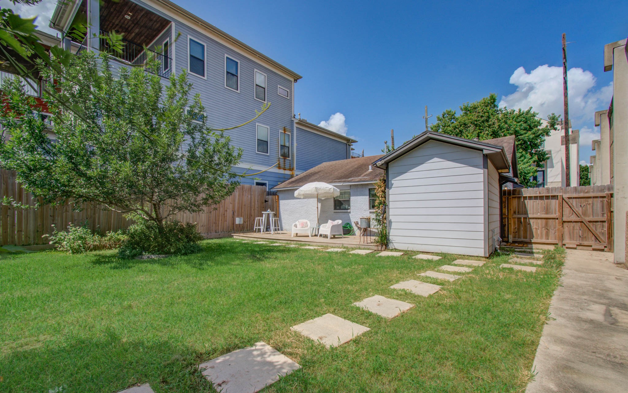 1612 East Bonner Street Houston, TX 77007 - Photo 24 of 30 a view of a house with a yard