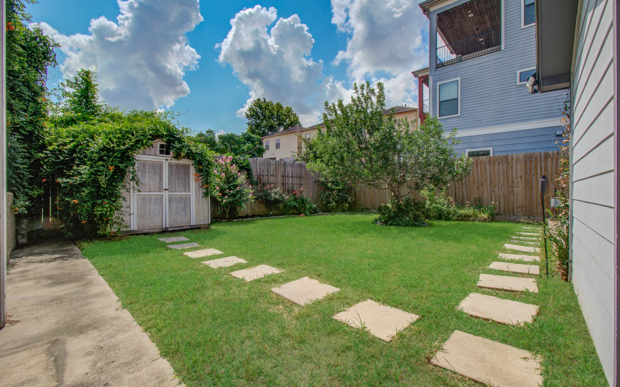 1612 East Bonner Street Houston, TX 77007 - Photo 25 of 30 a view of a garden with plants and large trees