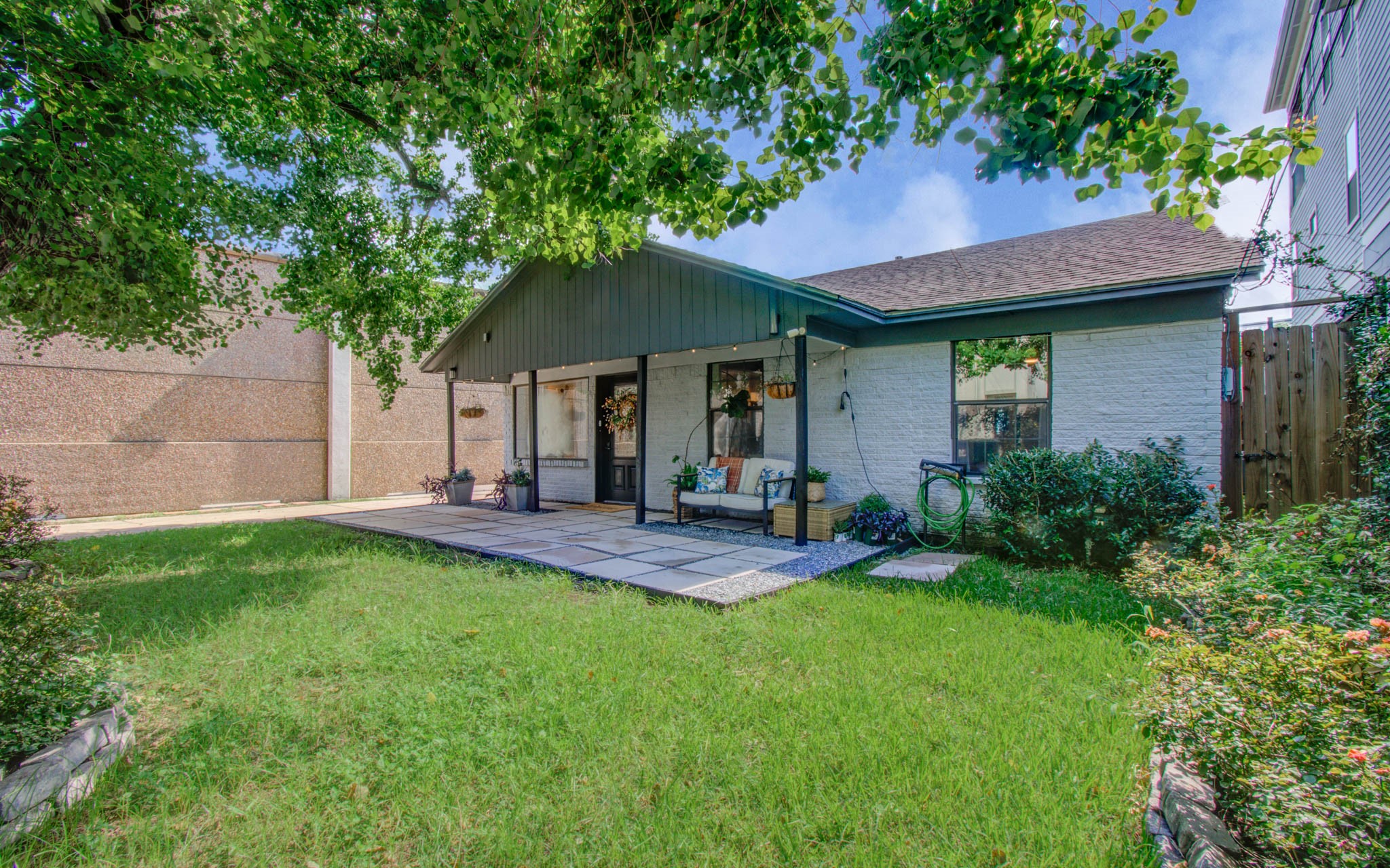 1612 East Bonner Street Houston, TX 77007 - Photo 29 of 30 a view of a house with a yard and sitting area