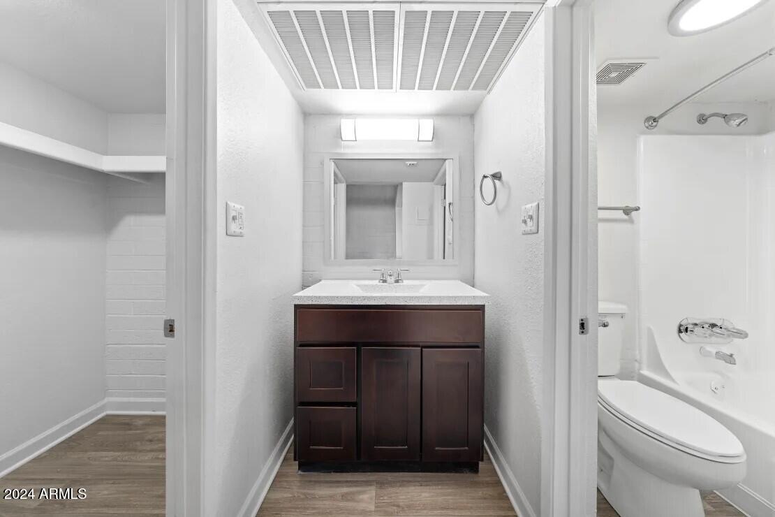 1601 West Camelback Road, Unit E10AE Phoenix, AZ 85015 - Photo 9 of 22 a bathroom with a sink a toilet and shower