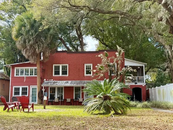a view of a yard in front of house