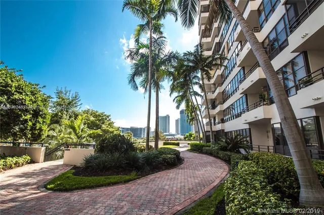 $2,900 | 2500 Parkview Drive, Unit 1919, Hallandale Beach, FL 33009
