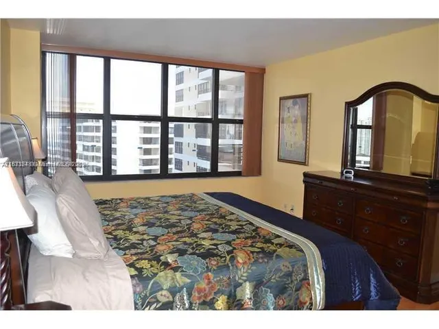 $2,900 | 2500 Parkview Drive, Unit 1919, Hallandale Beach, FL 33009