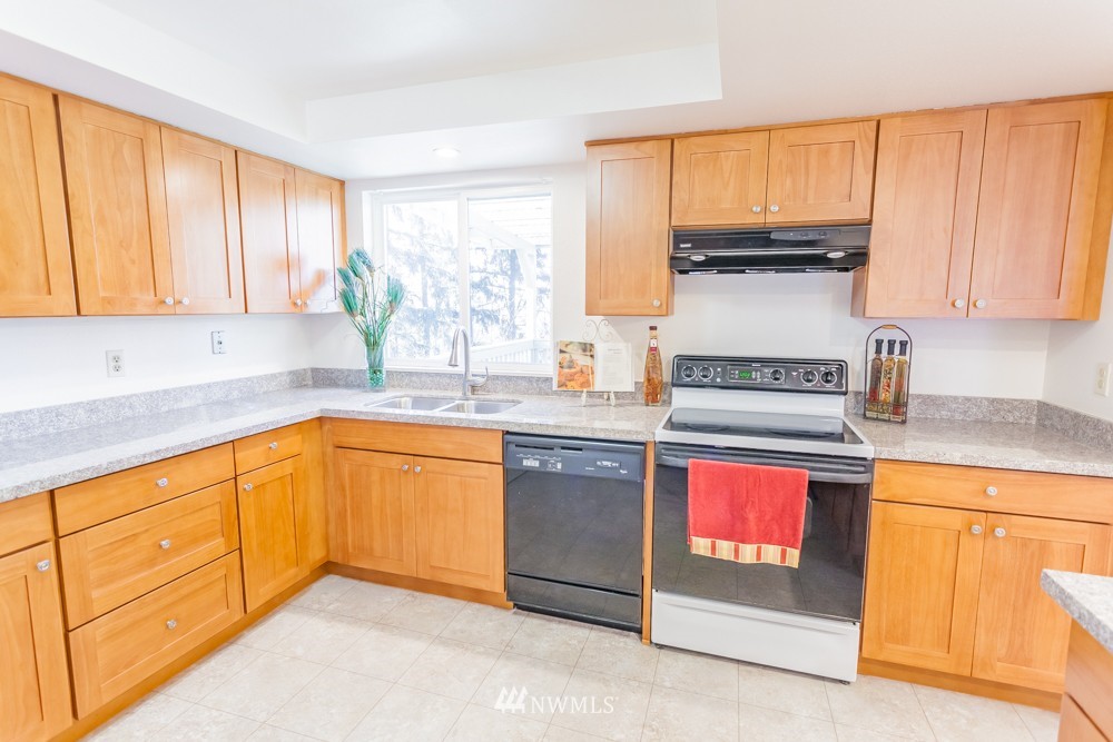 16817 135th Place Southeast Renton, WA 98058 - Photo 7 of 23 Gallery Image 7