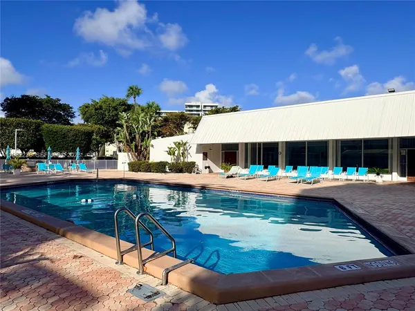 $1,750 | 20500 West Country Club Drive, Unit 410, Aventura, FL 33180