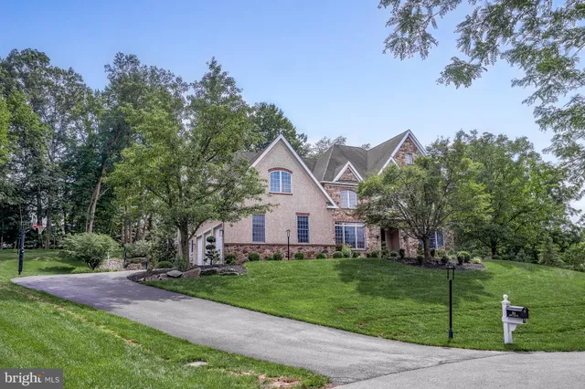 a view of a house with yard and tree s