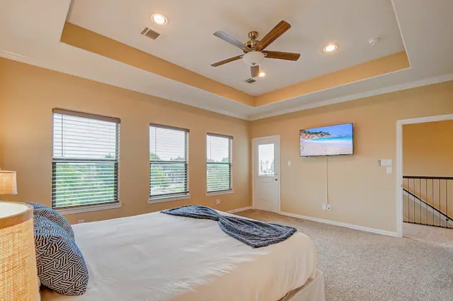 3909 Griggs Road Houston, TX 77021 - Photo 19 of 26 a bedroom with a bed and a large window