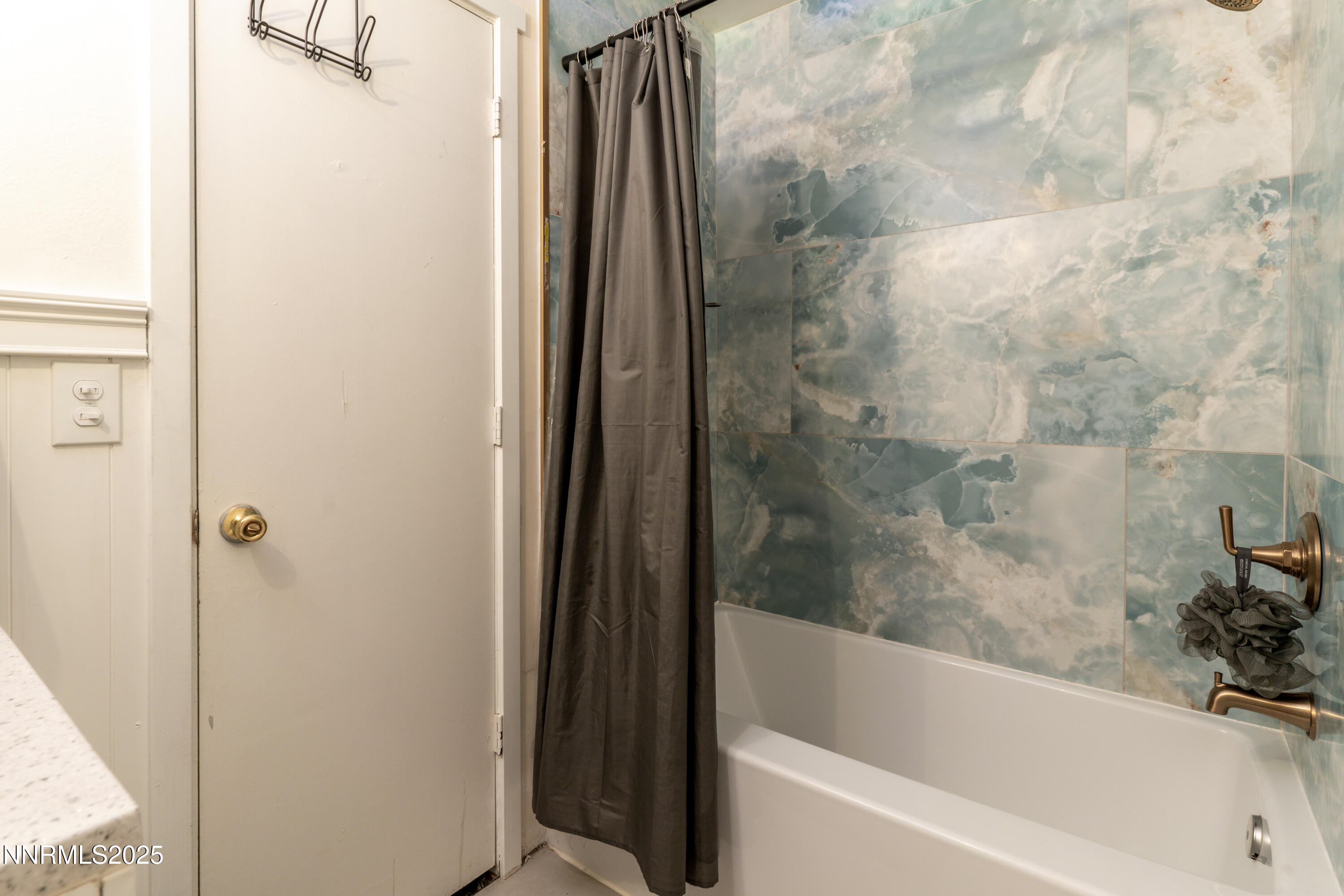995 Beldon Way Reno, NV 89503 - Photo 12 of 17 a bathroom with a bathtub