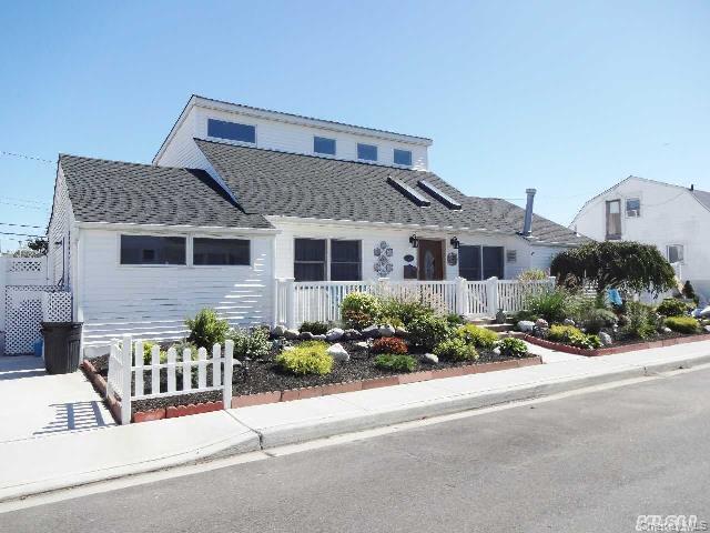 View of front facade featuring a fenced front yard