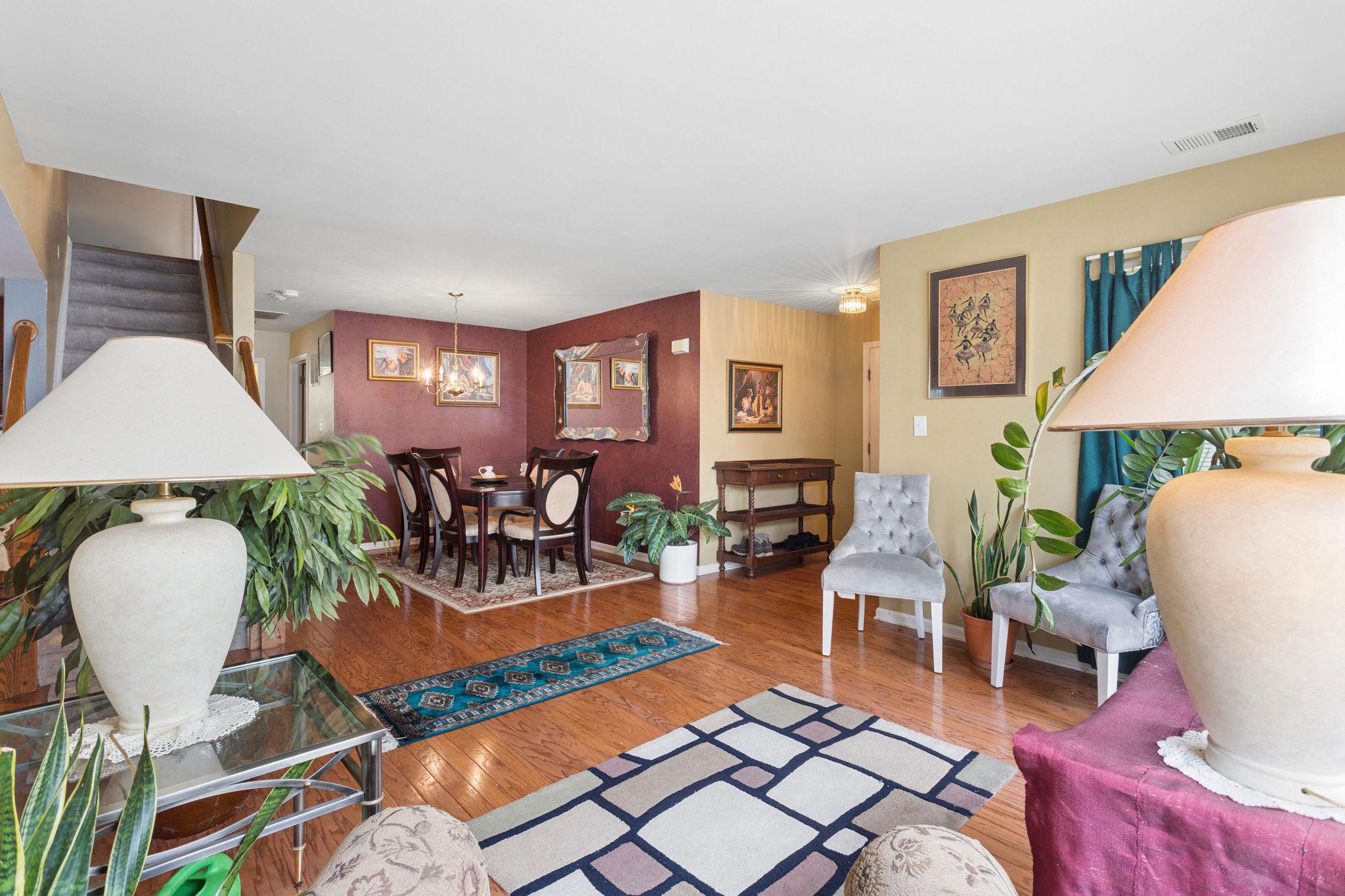 18 Hemingway Lane Columbus, NJ 08022 - Photo 5 of 27 Dinning area and living room